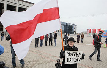 «Когда придет наша власть, 9-метровый национальный флаг будет на Площади вместо советского»