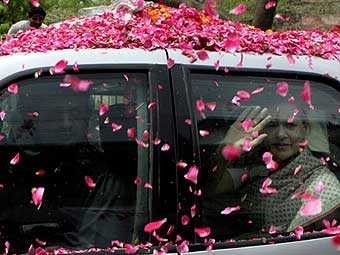 Сторонники засыпали кортеж Сони Ганди лепестками роз