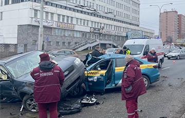 В Минске три автомобиля врезались друг в друга