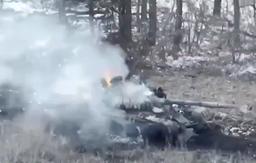 Украинский дрон сбросил гранату прямо в люк московитского танка