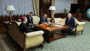 Лукашенко зовет Папу Римского в Беларусь на лечение