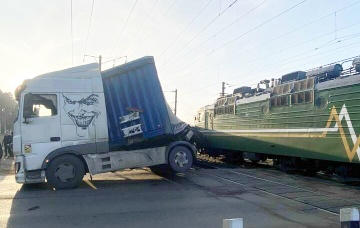 В Борисове поезд въехал в фуру, которая застряла на железнодорожном переезде