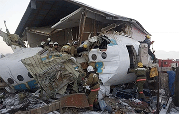 Что известно о крушении самолета в Казахстане спустя сутки