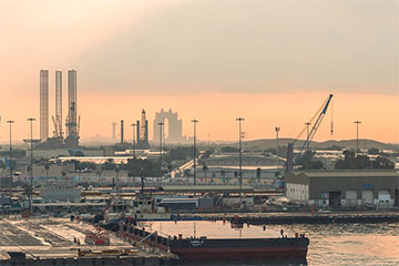 В ОАЭ беспилотник ударил по нефтеперерабатывающему заводу