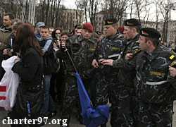 В Беларуси в День солидарности ОМОН избивает оппозицию и рвет флаги Евросоюза (Обновлено, фото, видео)