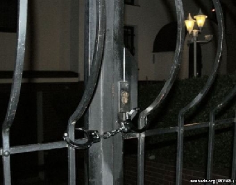 Белорусское посольство в Вильнюсе «заковали в наручники» (Фото)