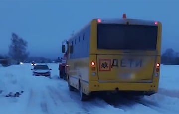 Школьный автобус с детьми застрял в снегу под Буда-Кошелево