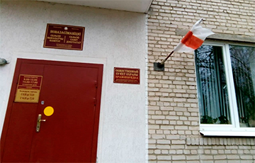 Сельсовет в Брестской области вывесил бело-красно-белый флаг