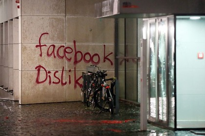 В пригороде Гамбурга неизвестные разгромили офис Facebook