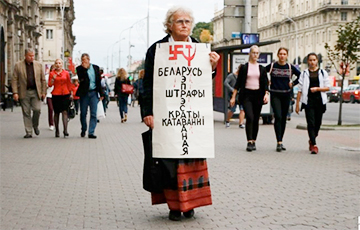 «Прогулка с плакатом» Нины Богинской закончилась задержанием