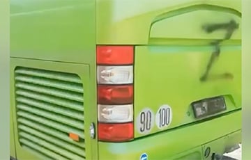 В Греции беларусские туристические автобусы разрисовали Z-символикой