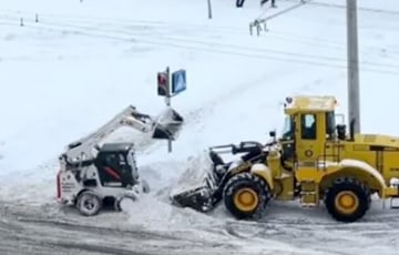 «Залипательная техника»: видео уборки снега в Минске набрало миллионы просмотров