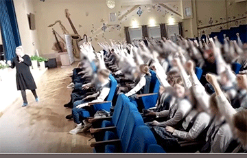 Видеофакт: Московитских школьников заставляют «зиговать» под песню «Я русский»