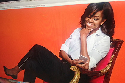 На фотографиях Мишель Обамы замазали логотипы смартфонов