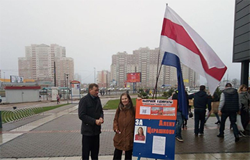 Фотофакт: В Минске под бело-красно-белым флагом прошел пикет в поддержку Елены Терешковой