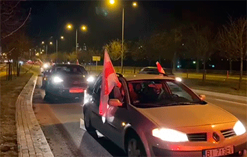 Белорусы Белостока устроили автопробег под бело-красно-белыми флагами