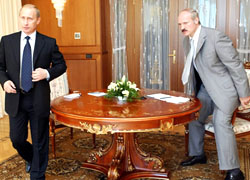Лукашенко сдает страну, чтобы удержать свой режим