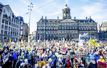 До 70 тысяч человек вышли на климатический марш в Амстердаме