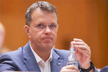 Министр обороны Румынии подал в отставку из-за резюме