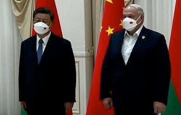 Лукашенко заставили надеть маску перед фото с Си Цзиньпинем