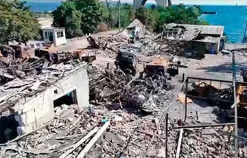 Появилось видео с последствиями удара HIMARS по базе оккупантов в Новой Каховке