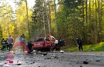 За Хатынью произошла серьезная авария фуры и легковушки