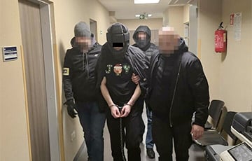 Подозреваемого в нападении на беларуску полиция Варшавы перевозила в странном шлеме