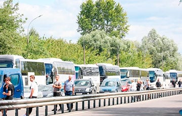 «За 14 часов автобус продвинулся метров на 300»