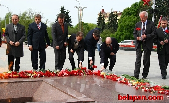 Дипломаты ЕС возложили цветы на «Октябрьской» (Фото)