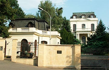 В Чехии посольство РФ облили искусственной кровью