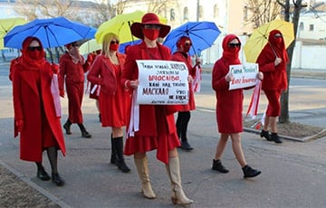В День Воли беларуски с зонтиками вышли на марш в Минске