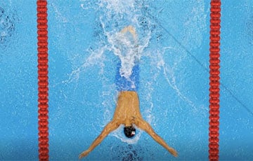 Мужчина достал потерянную шапочку пловчихи со дна бассейна на Олимпиаде и стал героем Игр