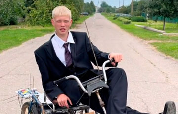 Беларус, который необычно продавал машину в TikTok, теперь рекламирует самодельный «спорткар»