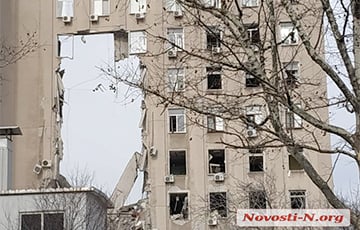 Появилось видео попадания московитской ракеты в здание Николаевской ОГА