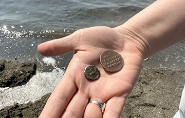 В Турции со дна озера начали появляться древние монеты