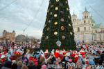 Сотни Дедов Морозов прошли шествием по Гродно