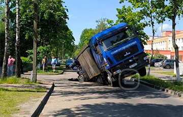 В Солигорске служебный автомобиль водоканала провалился под землю