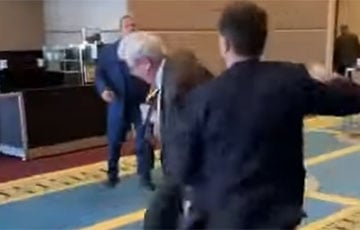 Украинский депутат ударил московитского делегата, сорвавшего флаг Украины