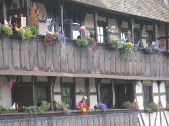 Девушку задержали за флаг на балконе (Фото)