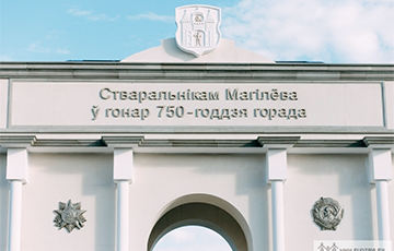 На триумфальной арке в Могилеве повесили орден Ленина