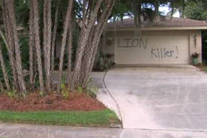 Во Флориде вандалы разрисовали дом убийцы льва Сесила