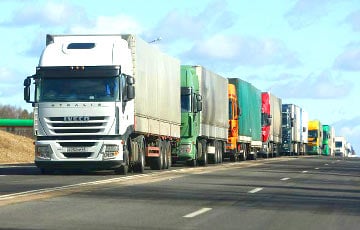 На границе Литвы с Беларусью огромная очередь грузовиков: водителям не хватает еды и воды