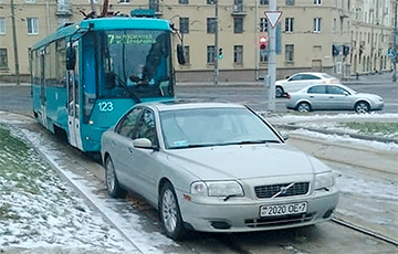 «Парковка года» по-белорусски: водитель оставил машину на путях