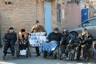 Инвалиды-колясочники протестуют против дискриминации (Фото)