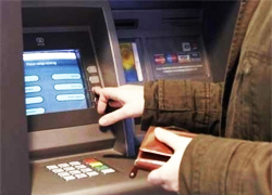 Украинцы не могут обналичить карты в российских банкоматах