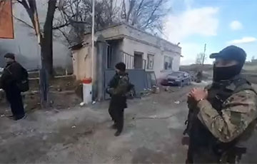 Украинские бойцы показали трофейное оружие, захваченное у оккупантов под Ирпенем