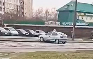 Видеофакт: Машина без водителя несколько минут кружила по Барановичам