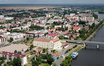 В Пинске спасли мужчину, висевшего на балконе девятого этажа