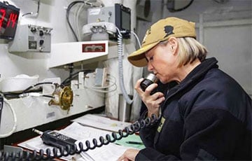Первая женщина – командир атомного авианосца ВМС США вывела свой экипаж в море