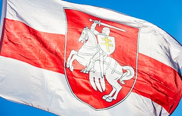 Под Минском на большой высоте уже пятый день развевается бело-красно-белый флаг